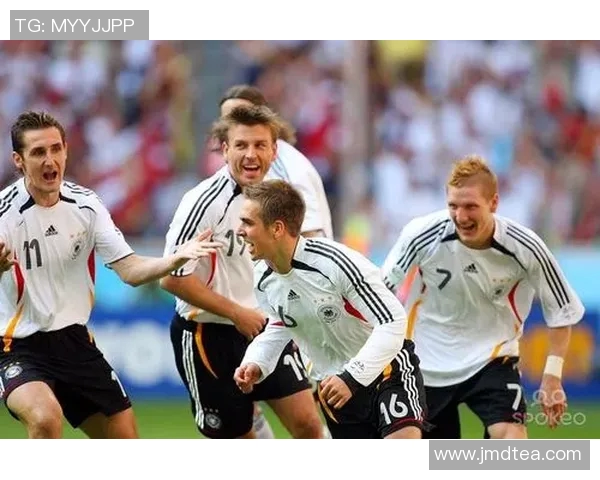 拉姆足球：探索足球运动中的战术创新与团队协作的完美结合